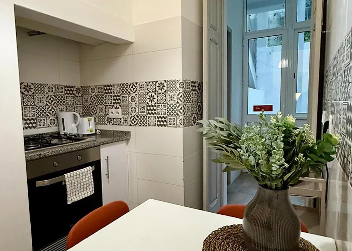 Warm & Welcoming T3 With Garden Апартаменти *